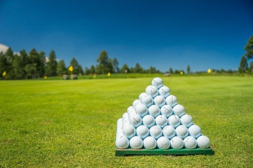 10 košíků na driving range